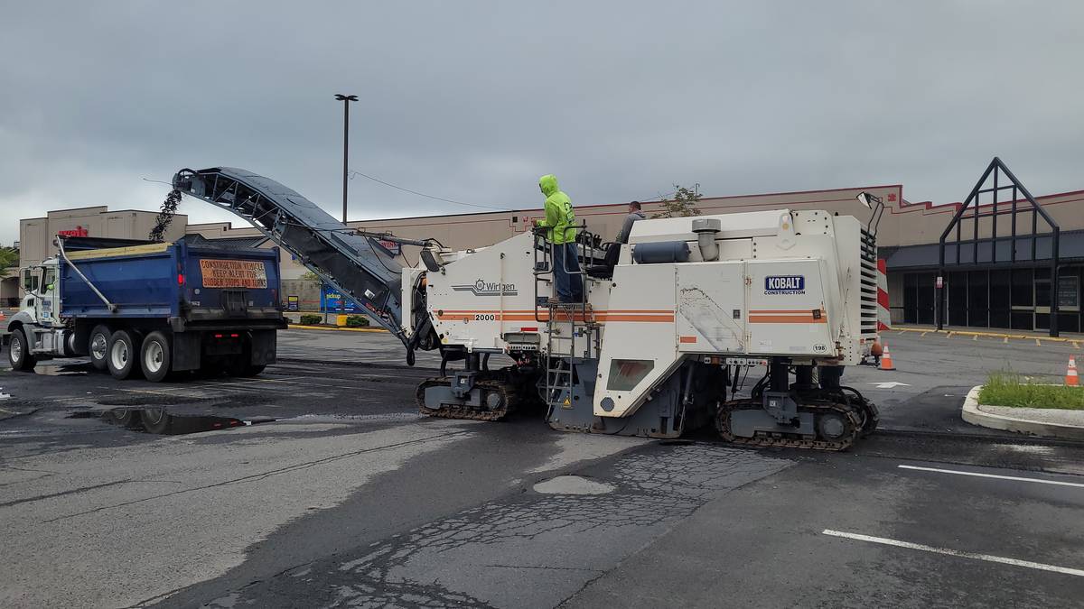 Kobalt milling crew resurfacing the Weis Supermarkets parking lot